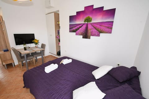 Bed, TV and multimedia, Coffee/tea facilities, Seating area, Dining area, Bedroom