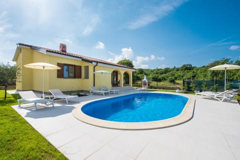 Patio, Day, Natural landscape, Summer, BBQ facilities, BBQ facilities, Garden, Garden, Balcony/Terrace, Seating area, On site, Garden view, Swimming pool, Swimming pool, Swimming pool