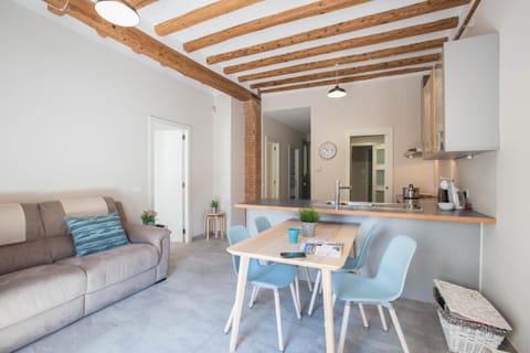 TV and multimedia, Coffee/tea facilities, Balcony/Terrace, Kitchen or kitchenette, Living room, Seating area, Dining area