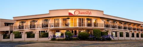 Property building, Nearby landmark, Facade/entrance, Day, Property logo or sign