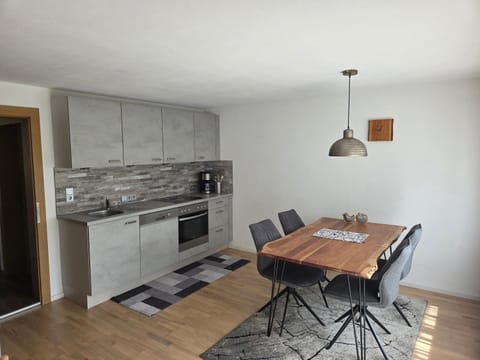 Coffee/tea facilities, Kitchen or kitchenette, Dining area, oven, stove