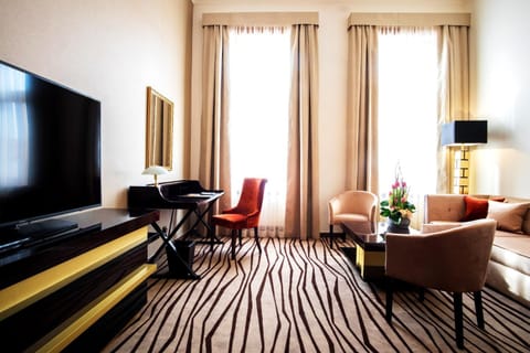TV and multimedia, Living room, Decorative detail, Seating area, On site