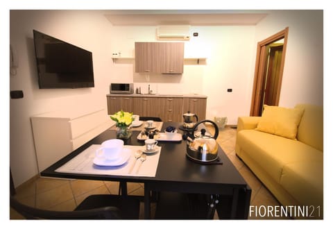 Coffee/tea facilities, Kitchen or kitchenette, Living room, Seating area, Dining area