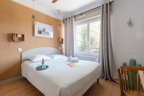Bed, Photo of the whole room, Garden view