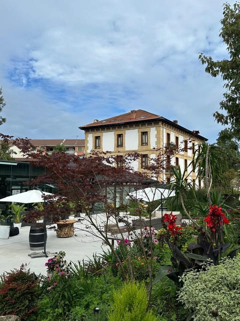 Property building, Restaurant/places to eat