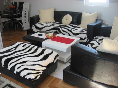 Bed, Living room, Photo of the whole room, Seating area