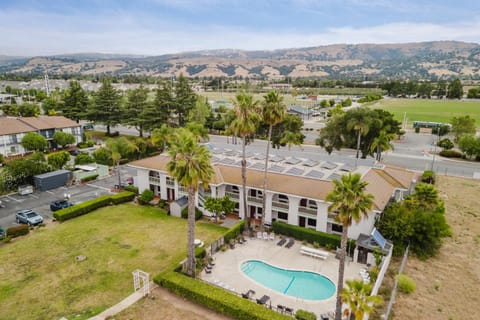 Property building, Nearby landmark, Spring, Day, Neighbourhood, Natural landscape, Bird's eye view, Mountain view, Pool view, Street view, Swimming pool, Location, Parking