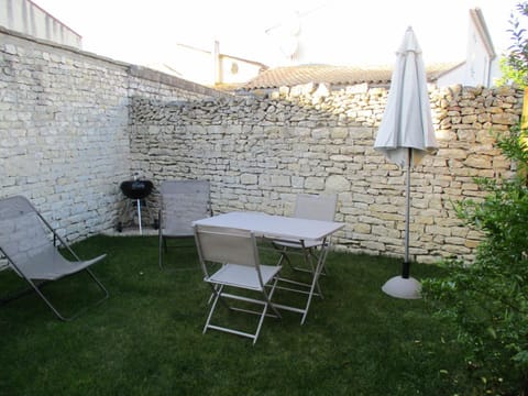 Patio, Facade/entrance, Neighbourhood, Natural landscape, BBQ facilities, Garden, Beach