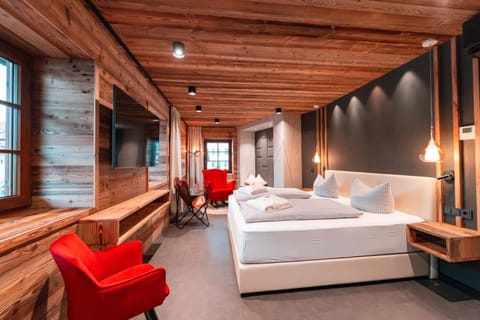 Bed, TV and multimedia, Photo of the whole room, Seating area, Bedroom