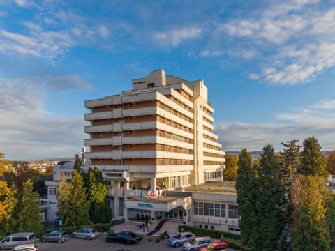 Property building, Facade/entrance, Day, Parking