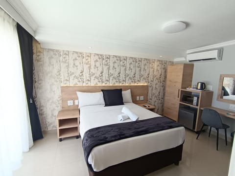 Bed, TV and multimedia, Photo of the whole room, Bedroom, air conditioner