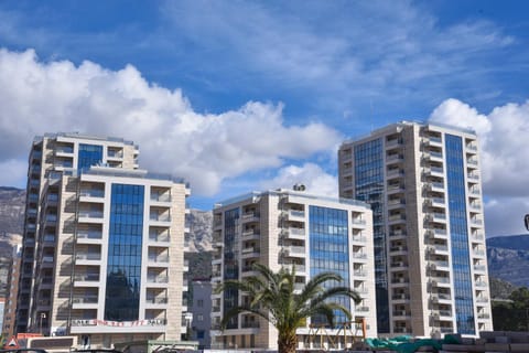 Property building, Facade/entrance, Day, City view