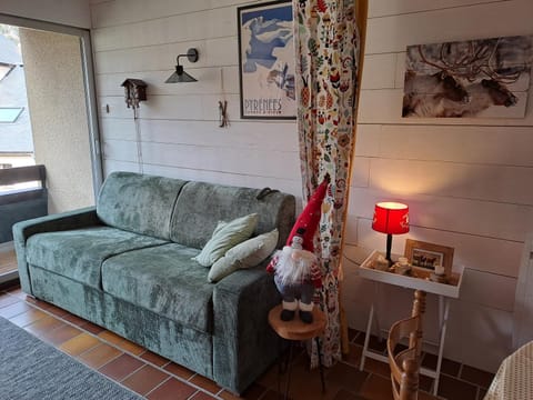 Bed, Living room