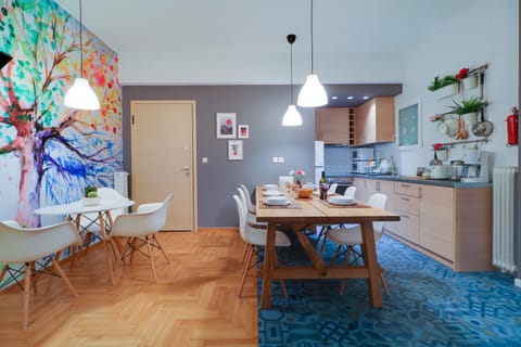 Toilet, Communal lounge/ TV room, Bathroom, TV and multimedia, Coffee/tea facilities, Balcony/Terrace, Kitchen or kitchenette, Seating area, Dining area, Bedroom, Communal kitchen, group of guests, Family