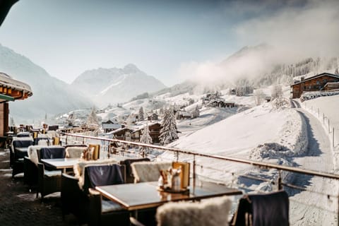 Nearby landmark, Restaurant/places to eat, Day, Natural landscape, Winter, Skiing, View (from property/room), Balcony/Terrace, Banquet/Function facilities, Seating area, Mountain view, Seasons