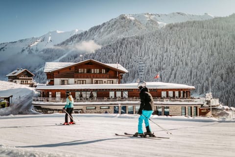 Property building, Day, People, Natural landscape, Winter, Skiing, Skiing, Mountain view, group of guests