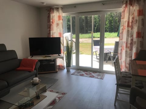 Photo of the whole room, Garden view