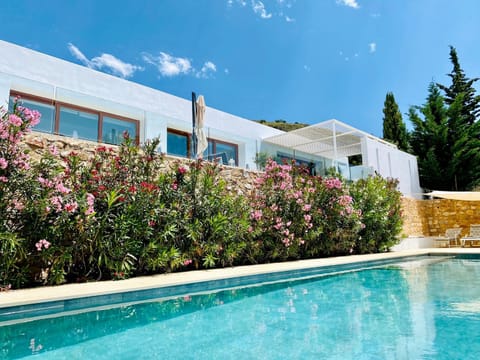 Property building, Garden, Pool view, Swimming pool