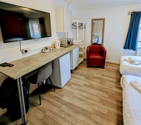 TV and multimedia, Seating area, Bedroom