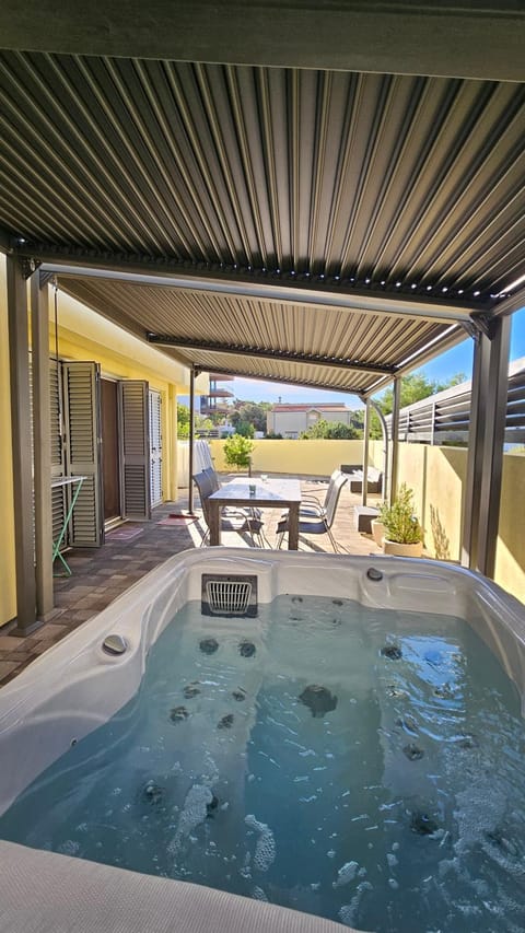Day, Garden, Hot Tub, sunbed