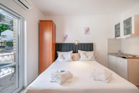 Bed, Photo of the whole room, air conditioner