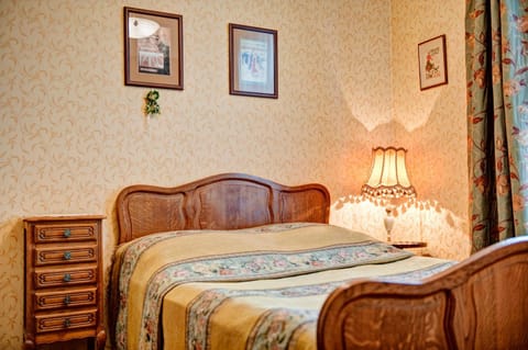 Bed, Photo of the whole room, Decorative detail, Bedroom