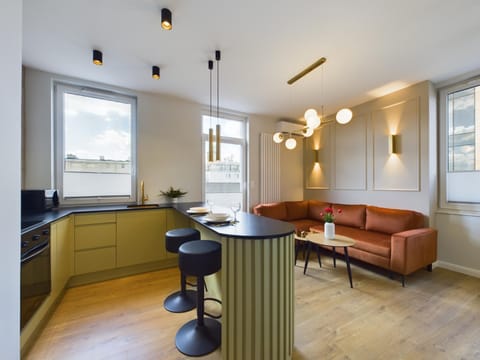 Kitchen or kitchenette, Living room, Seating area, Dining area