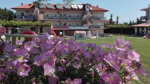 Property building, Garden, Garden view, Area and facilities