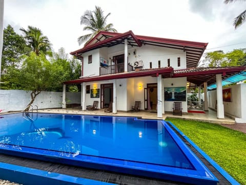 Property building, Day, Garden, Pool view, Swimming pool