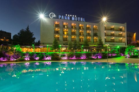 Restaurant/places to eat, Natural landscape, Swimming pool, Swimming pool