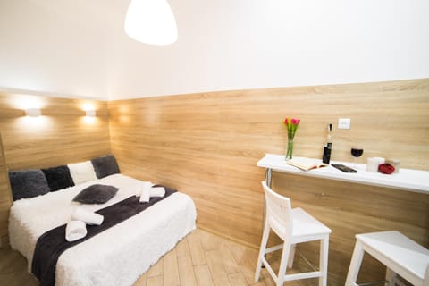 Bed, Dining area, Bedroom