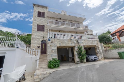 Property building, Patio, Facade/entrance
