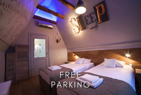 Bed, Photo of the whole room, Bedroom, Text overlay