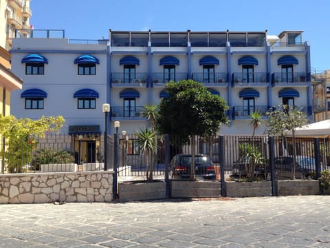 Property building, Facade/entrance, Day, Area and facilities, Location, Parking