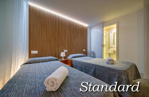 Bed, Photo of the whole room, Decorative detail, Decorative detail, Bedroom