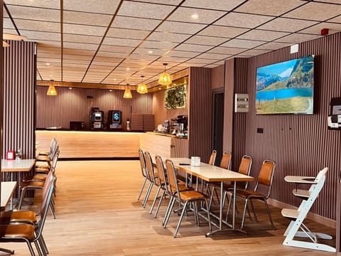 Property building, Restaurant/places to eat, Breakfast