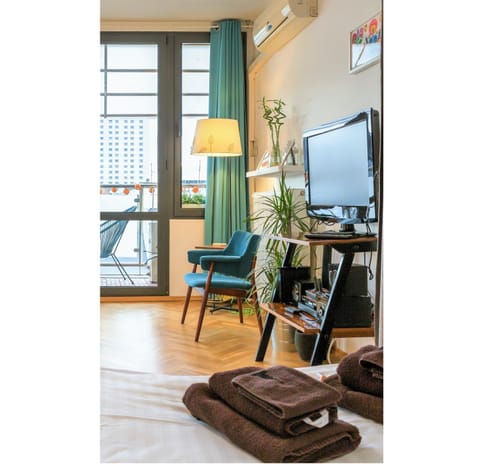 Bed, TV and multimedia, City view, towels