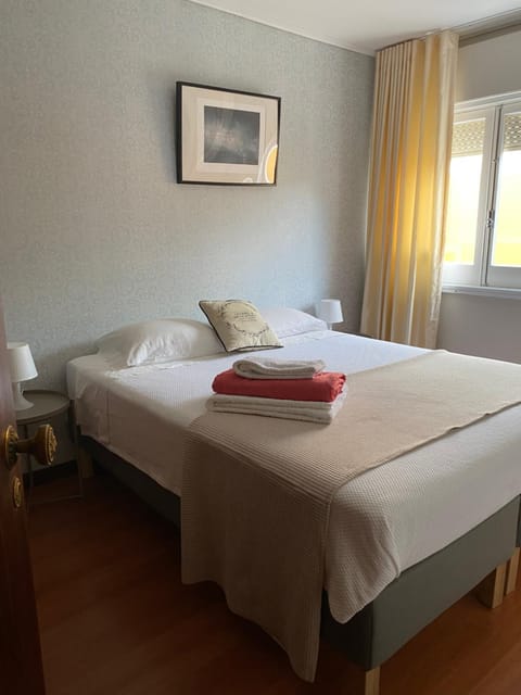 Bedroom, towels