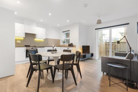 Kitchen or kitchenette, Living room, Seating area, Dining area