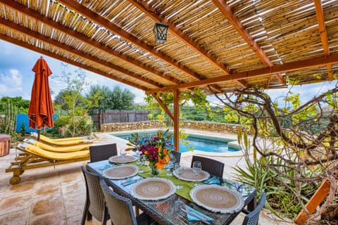 Dining area, Swimming pool, Breakfast, sunbed