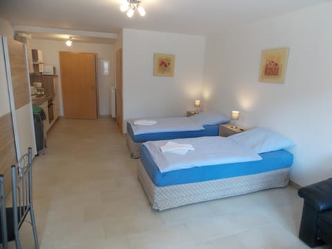Bed, People, BBQ facilities, Garden, Bathroom, Balcony/Terrace, Kitchen or kitchenette, Photo of the whole room, Dining area, Pets, Meals, Breakfast, Lunch, Dinner, Certificate/Award, Family, Inner courtyard view