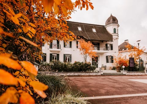 Property building, Autumn, Location