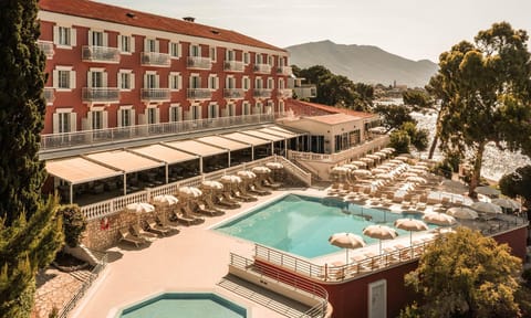 Property building, Restaurant/places to eat, Balcony/Terrace, Balcony/Terrace, Beach, Sea view, Swimming pool