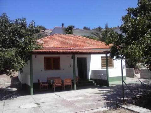 House " Bond " House in Tisno