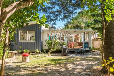 Property building, Day, BBQ facilities, Garden, Seating area, Dining area
