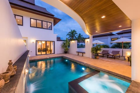 Shower, Toilet, Patio, Balcony/Terrace, Swimming pool