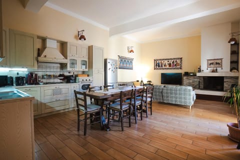Kitchen or kitchenette, Living room, Seating area, Dining area, dishwasher, minibar, pet friendly, stove