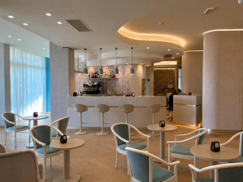 Restaurant/places to eat, Lounge or bar, Banquet/Function facilities