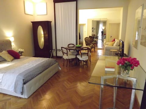Bed, TV and multimedia, Living room, Photo of the whole room, Seating area, Dining area, Bedroom