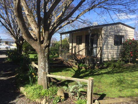 Property building, Patio, Facade/entrance, Garden, Garden view
